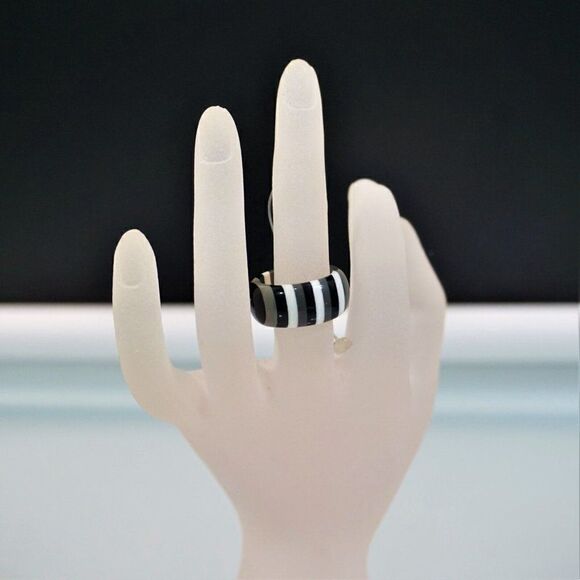 Black And White Striped Ring Retro Mod Plastic Size 6.5 New Tags - Picture 2 of 5